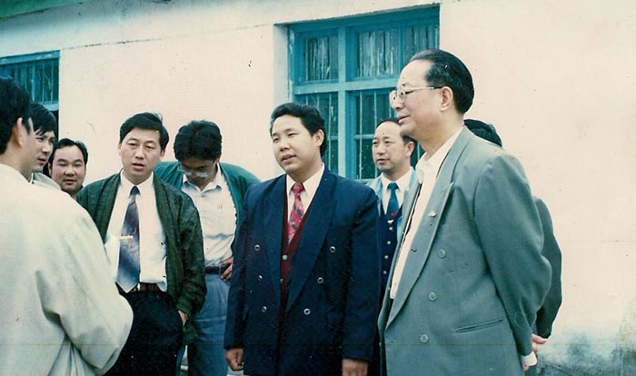 1995年原荆州地委书记柯余双陪同湖北省团省委书记江仁洪到客店葛粉厂考察葛粉生产