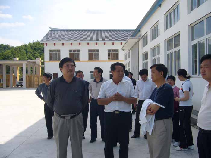 2009年5月23日省委副书记黄远志在荆门市委书记傅德辉和钟祥市委书记田文彪的陪同下视察本公司