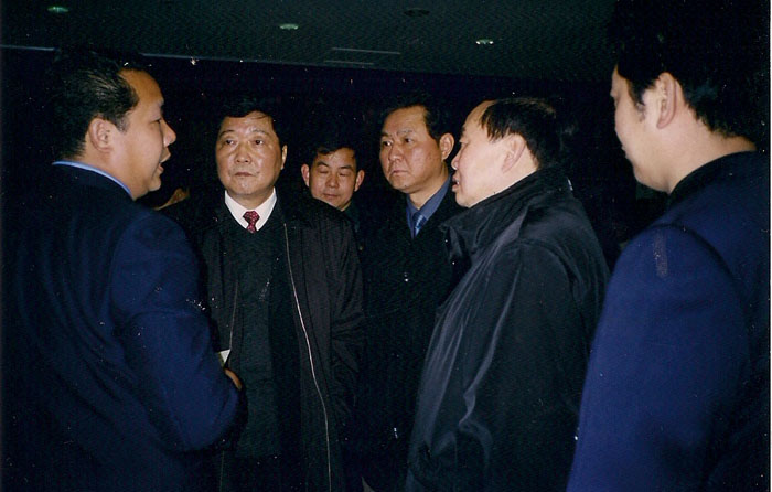 2002年3月原武汉市市长周济带领相关部门领导考察武汉公司葛粉生产情况并听取总经理邵仙墙的汇报
