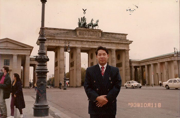 1993年钟祥县葛粉厂厂长邵仙墙被团中央选派参加中欧青年友好代表团在法国访问