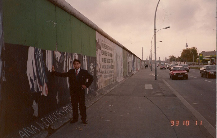 1993年钟祥县葛粉厂厂长邵仙墙被共青团中央选派参加中欧青年友好代表团赴德国访问参观柏林墙